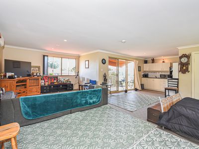 4 Carnegie Place, Greenfields