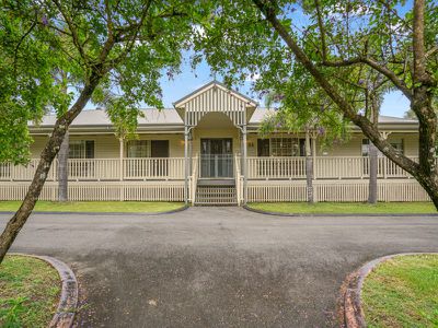 33 Riverdowns Crescent, Helensvale