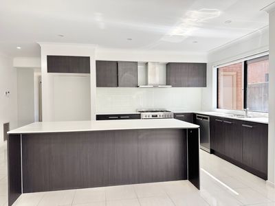 14 Honeycomb Avenue, Manor Lakes