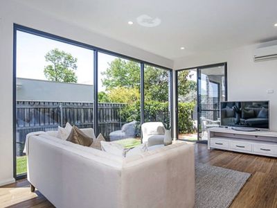 2 / 8 Aurora Close, Mawson