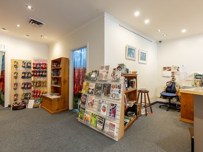 Books & Gallery 