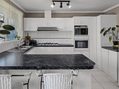 5 Chatham Close, Cranbourne East