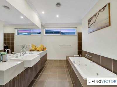 8 Hilderbrand Avenue, Williams Landing