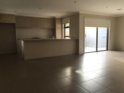 1 / 9 Brimpton Grove, Wyndham Vale