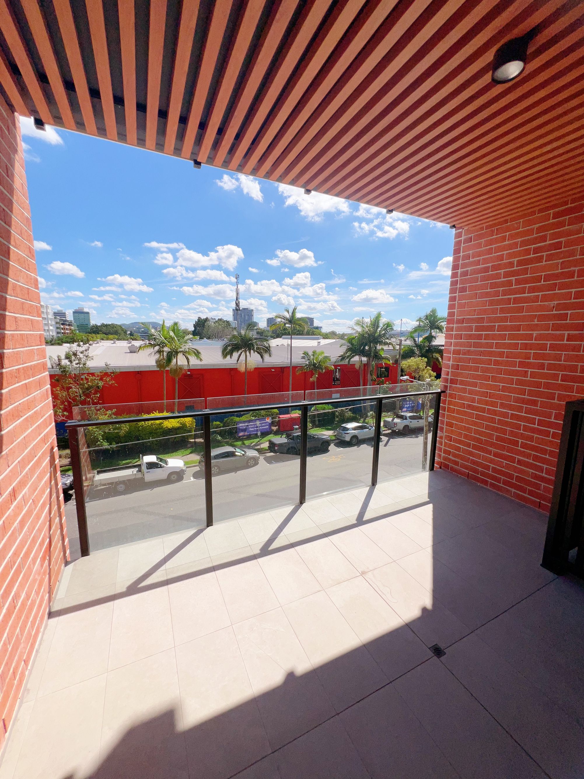 202 / 25 Bank Street, West End