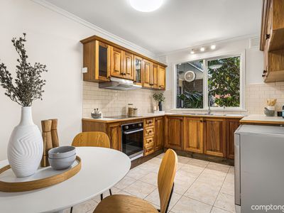2 / 7 Flower Street, Essendon