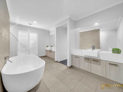 24 Dutch Avenue, Manor Lakes