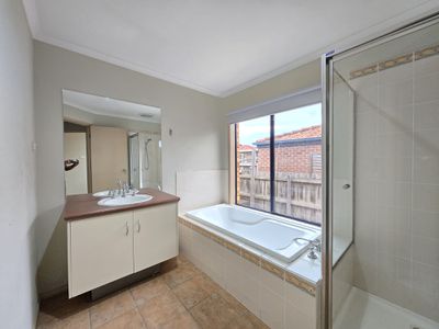 18 Sandalwood Grove, Carrum Downs