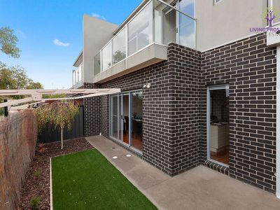3 / 12 La Rochelle Boulevard, Point Cook