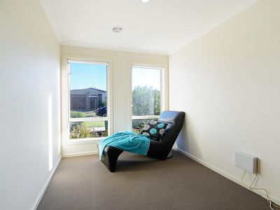 10 Cranbrook Circuit, Officer