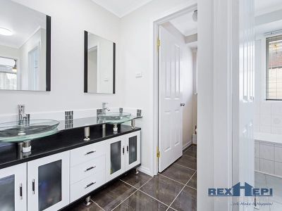 72 Oaktree Drive, Hampton Park