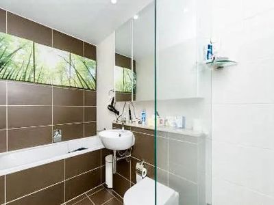 2006 / 87 Shoreline Drive, Rhodes