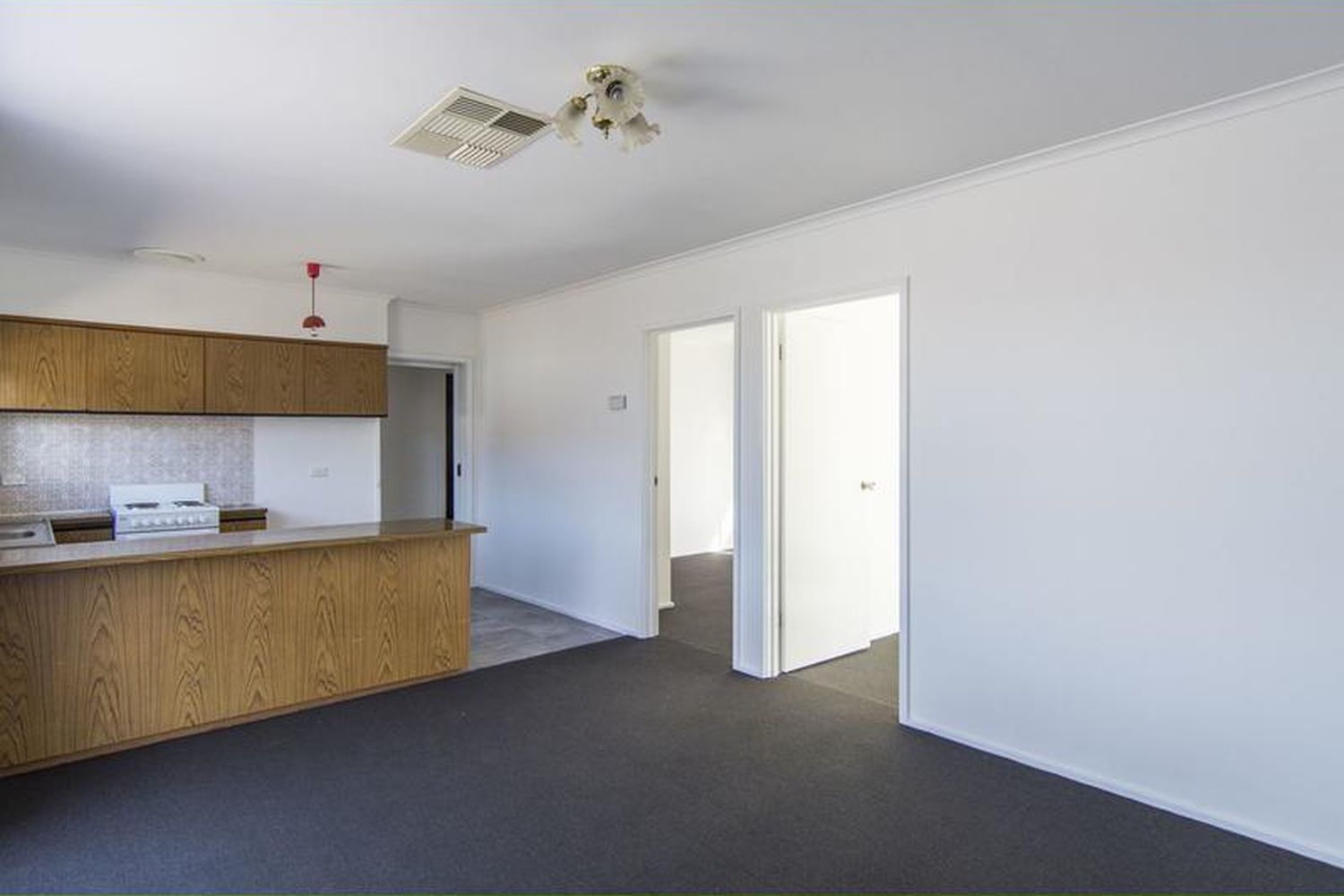 1 / 15 Schwarz Avenue, Horsham