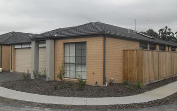 2 / 7 Syme Road, Pakenham
