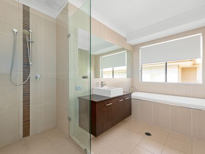 5 Waratah Crescent, Springfield Lakes