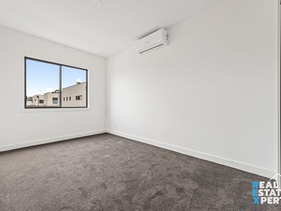 2 / 7 Young Road, Hallam