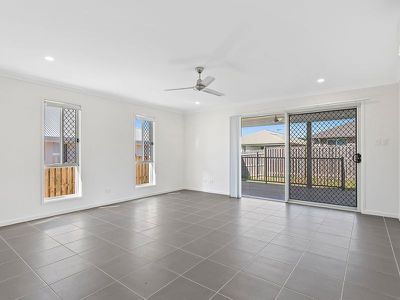 5 Apple Berry Avenue, Coomera
