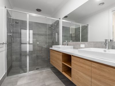 30 HILLFORD CIRCUIT, Thurgoona