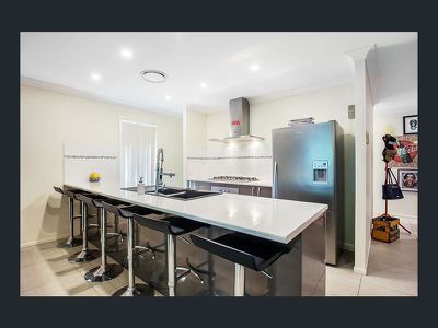 7 Rainbow Circuit, Coomera Waters