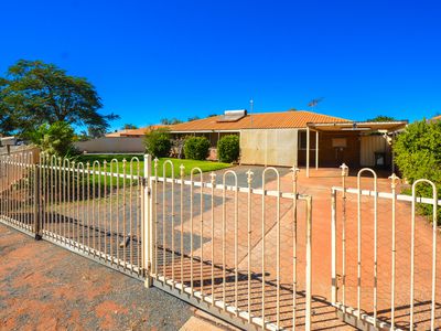 4 Yanderra Crescent, South Hedland