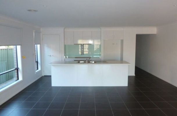 2 / 14 Burgess Street, Tullamarine