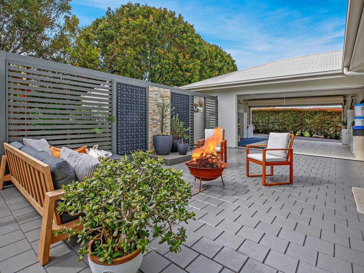 16 MITCHELL DRIVE, Atherton