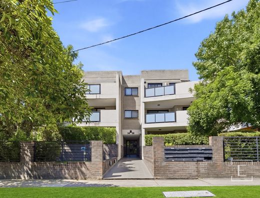 Double Brick, Small Complex, Low Strata 