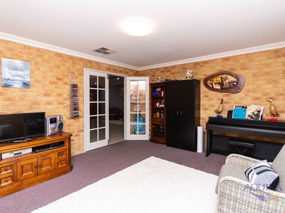 11 Robinia Rise, Helena Valley