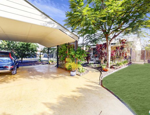Spacious Home Offering Privacy, Pool & Side Access image 4