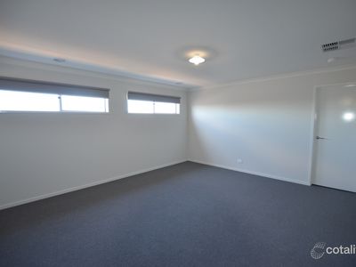 33 Burford Way, Cranbourne North