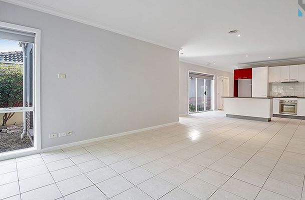 28 Lakeside Drive, Roxburgh Park