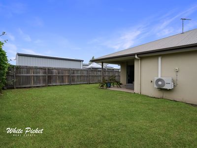 1 / 12 Wisteria Avenue, Ooralea Waters