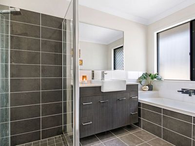 10 Longstaff Crescent, Pimpama