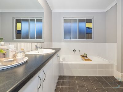 5 Scarlet Close, Tapping