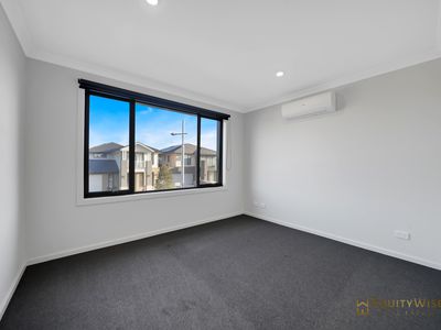 9 Interlaken Avenue, Manor Lakes