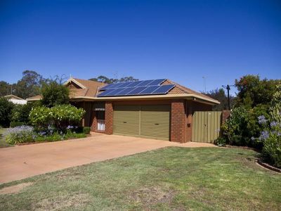 4 Hollywood Court, Strathdale