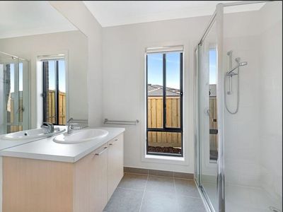 10 Fothergil Grove, Truganina