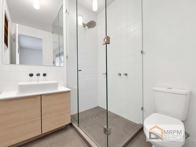 18 Lakeside Crescent, Keilor East