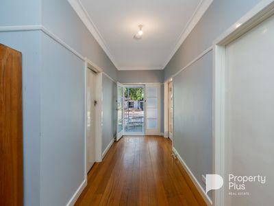 7 College Crescent, Flora Hill