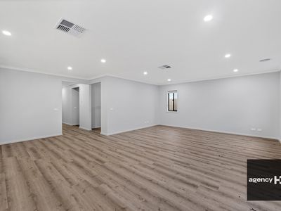 15 Winfred Drive, Mambourin