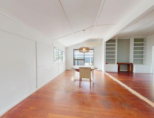 Quirky Queenslander with Studio/home office image 4
