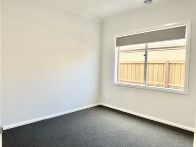 5 Minoa Road, Manor Lakes