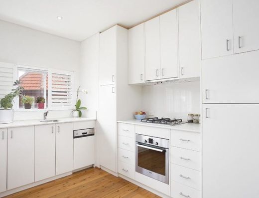TOP FLOOR APARTMENT, SUNNY ASPECT & GARAGE