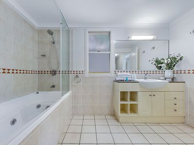 11 / 18 Golden Orchid Drive, Airlie Beach