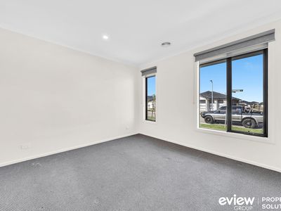 12 Ironstone Street, Cranbourne East