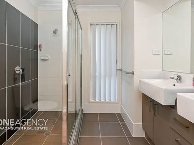 2 Nepal Court, Springfield Lakes