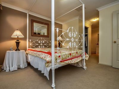 24 Pinehurst Ave, Dubbo