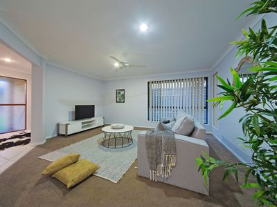 12 Cliff Close, Wakerley