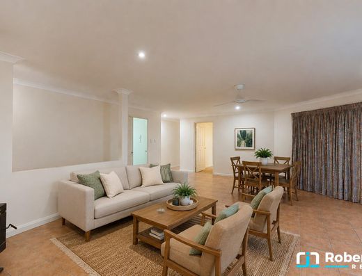 Large Family Living Opposite Noosa Golf Club image 6