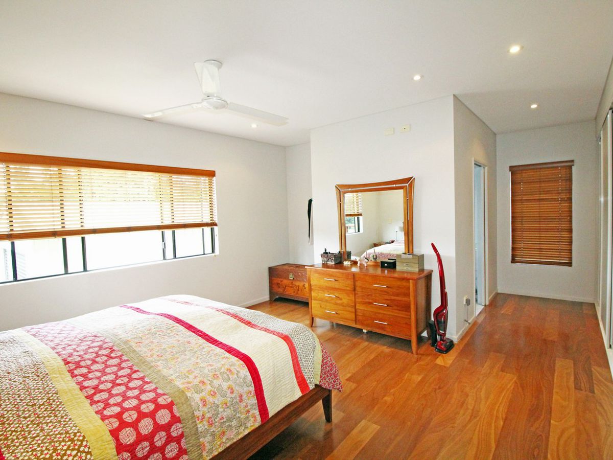 10 AGNEW STREET, Atherton